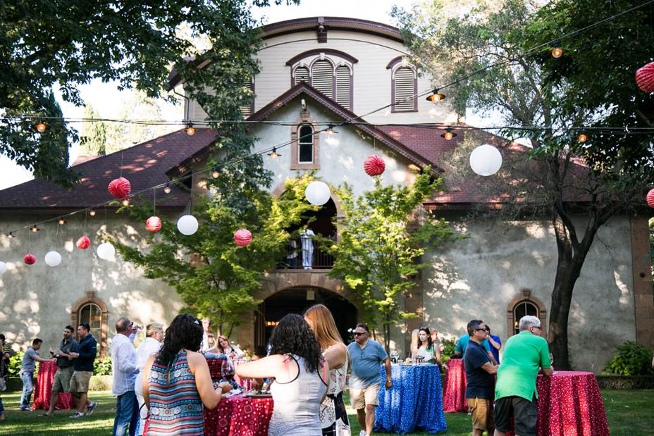 A group of people outside a church  Description automatically generated with low confidence