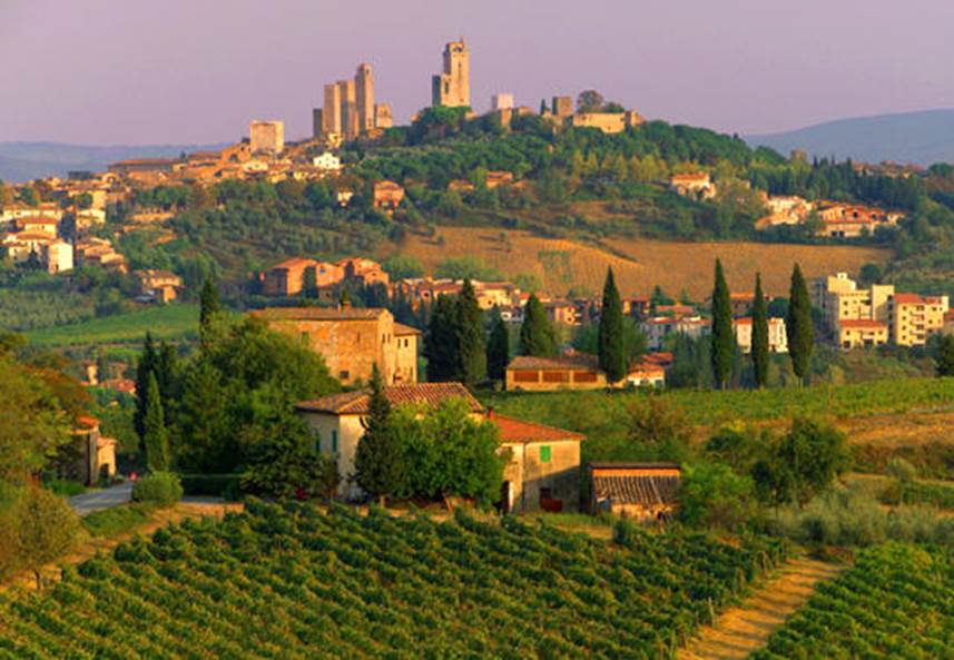 https://www.visitsitaly.com/tours/site_see_siena/images/san_gimignano-panorama.jpg